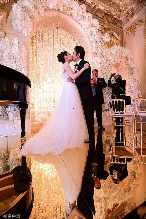 婚礼现场吃瓜瞬间